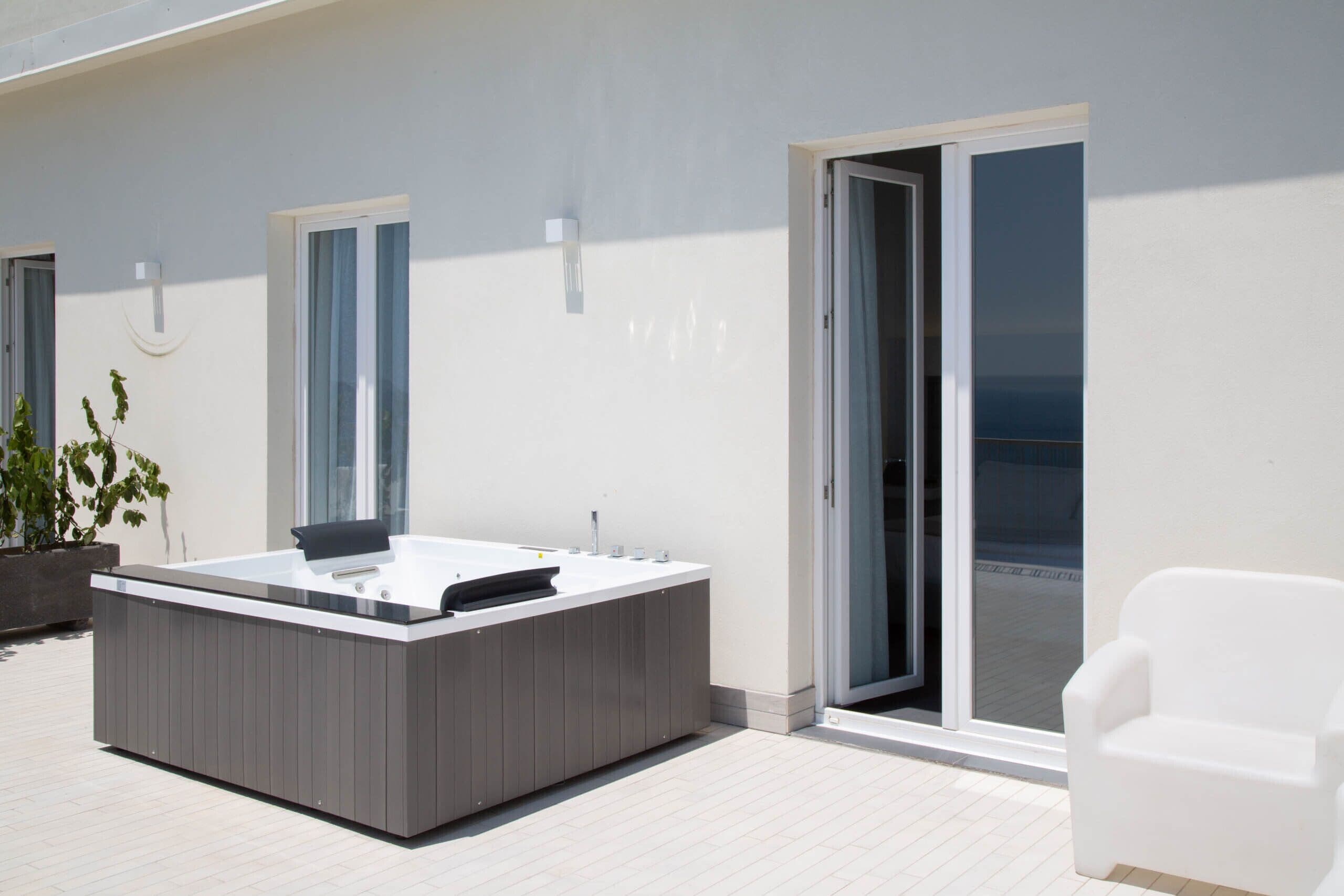 Doppia Exclusive, terrazzo, vista mare | Minibar, una cassaforte in camera, una scrivania, tende oscuranti