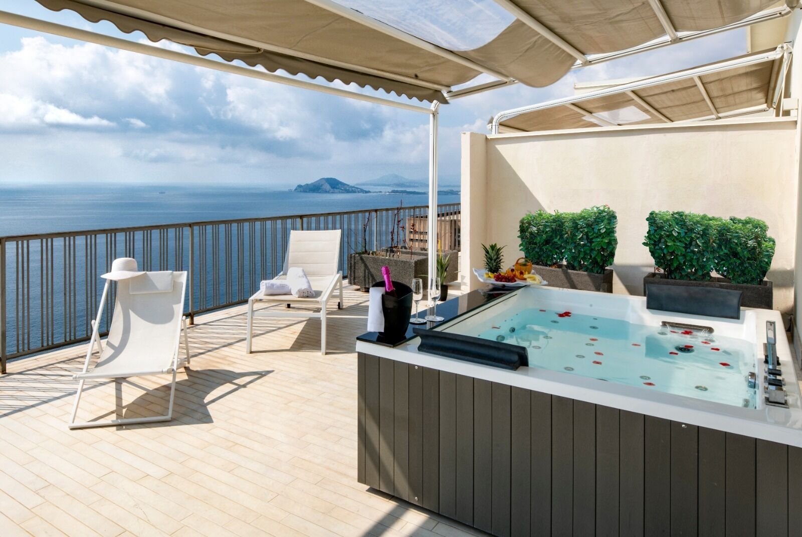 ميني بار وخزنة داخل الغرفة ومكتب وستائر تعتيم