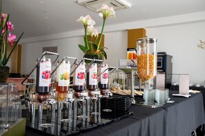 A buffet setup with various fruit juices and cereal options. - Grand Hotel Serapide (Pozzuoli)