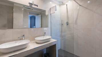 Exclusive Studio Suite, Jetted Tub, Sea View | Bathroom