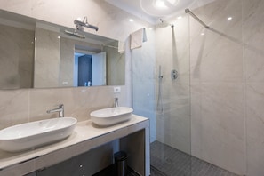 Exclusive Studio Suite, Jetted Tub, Sea View | Bathroom | Shower, hair dryer, bidet, towels - Grand Hotel Serapide (Pozzuoli)