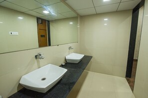 シャワー、バスアメニティ (無料)、タオル