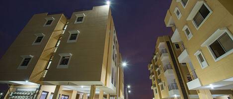 숙박 시설 정면 - 저녁/밤