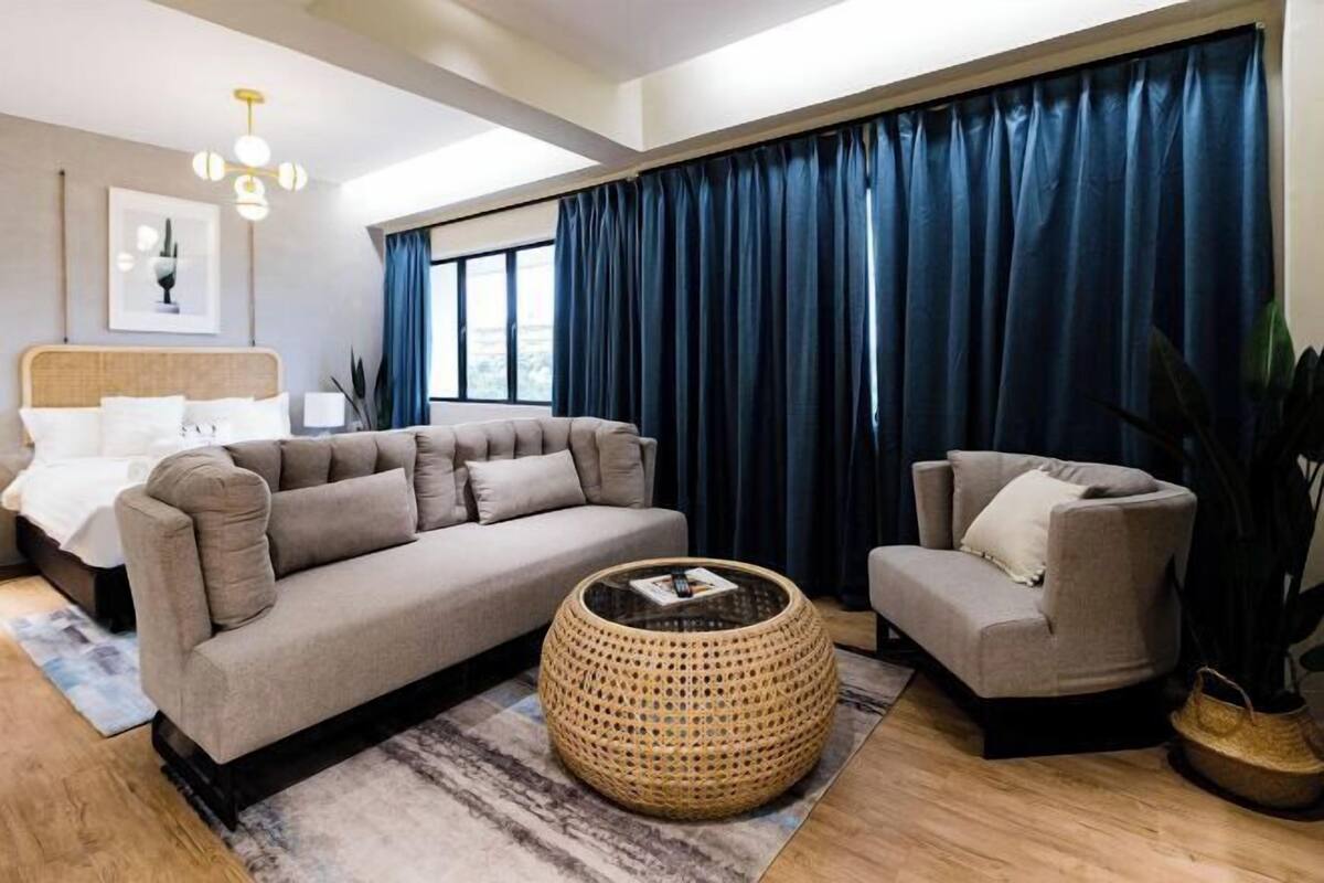 Living area | 43-inch Smart TV with cable channels, TV