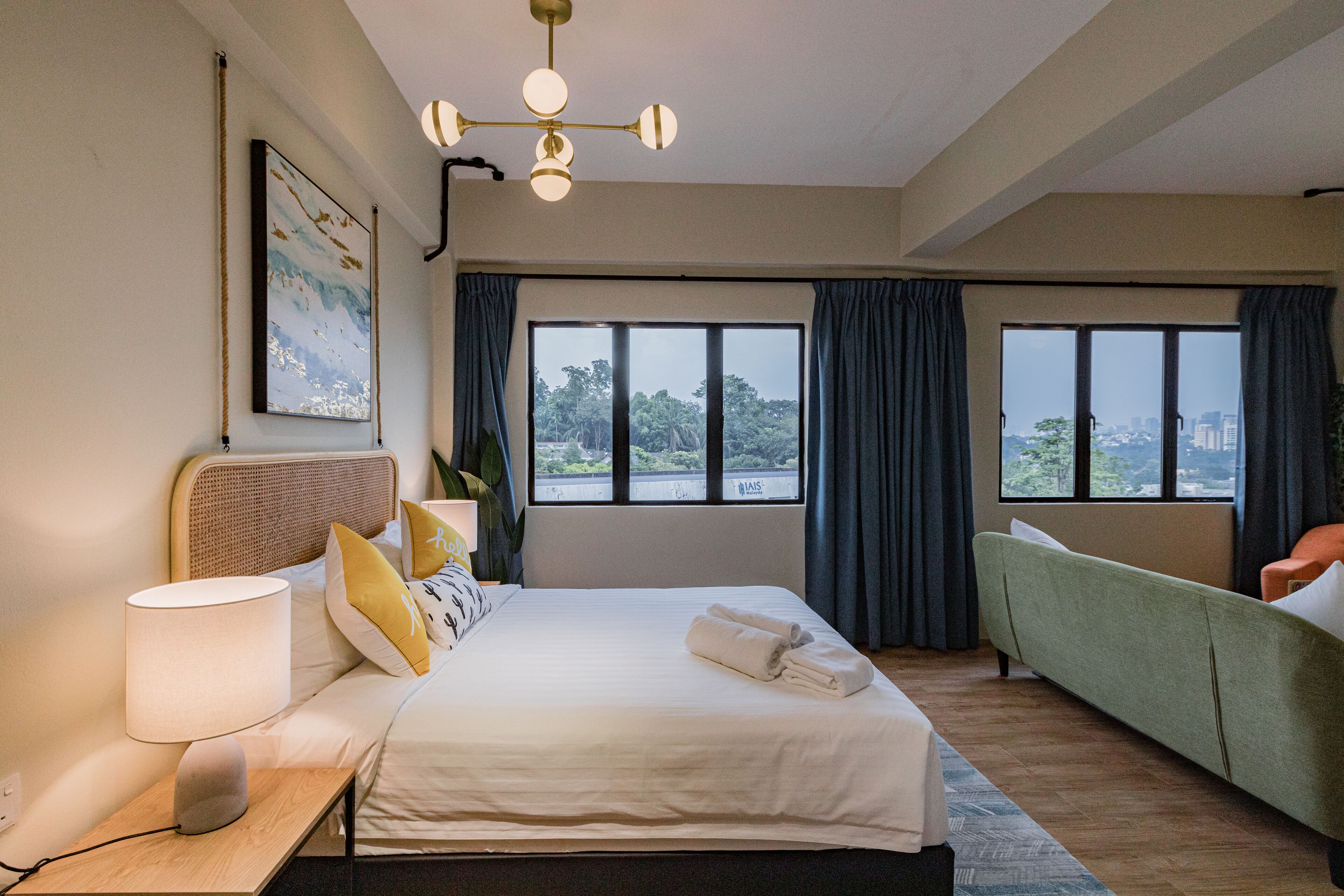 デスク、アイロン / アイロン台