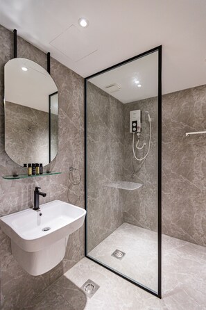 Shower, hair dryer, bidet, towels - Urban Living Residence (Kuala Lumpur)