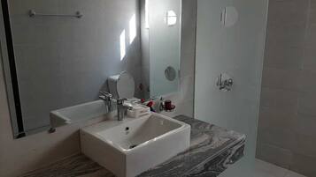 Secador de pelo, toallas, jabón, shampoo