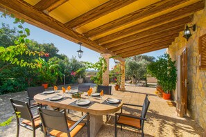 Outdoor dining - SA ROTA Finca for 6 people in Ariany with pool (Ariany)