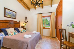 3 habitaciones, tabla de planchar con plancha y cuna de viaje