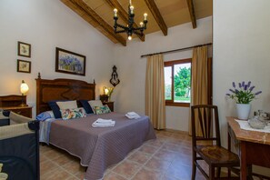 3 habitaciones, tabla de planchar con plancha y cuna de viaje 