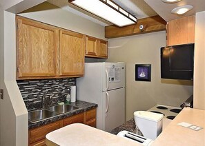 Fridge, microwave, oven, stovetop - TMD103- Ground Floor! Timberline slopeside condo! (Davis)