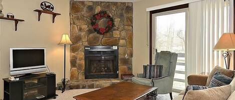 Una televisión, una chimenea