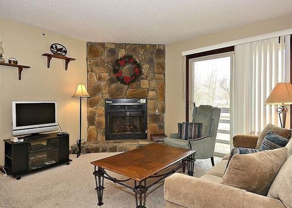 TV, fireplace - TMD103- Ground Floor! Timberline slopeside condo! (Davis)