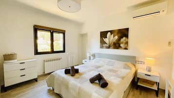3 slaapkamers, een strijkplank/strijkijzer, internet, beddengoed