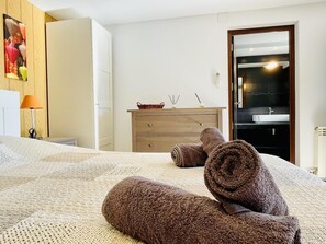3 bedrooms, iron/ironing board, Internet, bed sheets