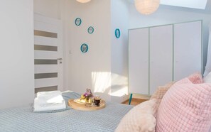 1 quarto, escrivaninha, espaço de trabalho para notebook