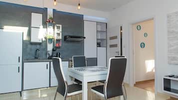Mini-fridge, oven, stovetop, coffee/tea maker