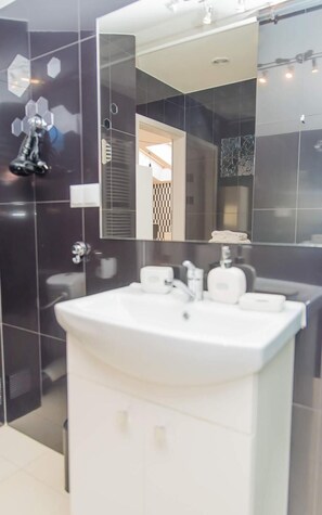 Shower, rainfall showerhead, hair dryer, towels