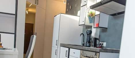 Frigobar, fogão, cooktop, cafeteira/chaleira