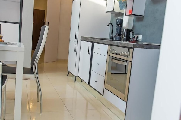 Mini-fridge, oven, stovetop, coffee/tea maker