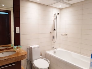 Bathroom - Luton Vacation Home Burj Views (Dubai)