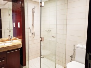 Deluxe-Apartment | Badezimmer | Duschwanne, Handtücher, Seife, Shampoo