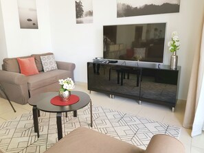 Deluxe Apartment | Living room | LCD TV - Luton Vacation Home Burj Views (Dubai)