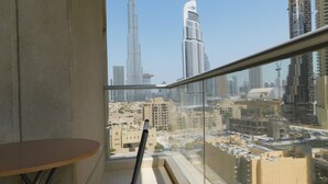 Deluxe Apartment | Balcony - Luton Vacation Home Burj Views (Dubai)