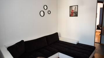 Comfort-huoneisto | Olohuone | 50–tuumainen LED-televisio, jossa kaapelikanavat