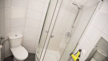 Comfort Apartment | Bathroom | Shower, rainfall showerhead, hair dryer, towels