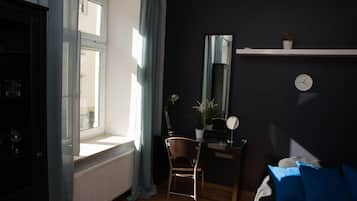 2 habitaciones, escritorio y espacio para trabajar con laptop