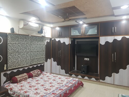 House located near the Tomb Of Akbar Sikandra, a perfect tourist attraction.