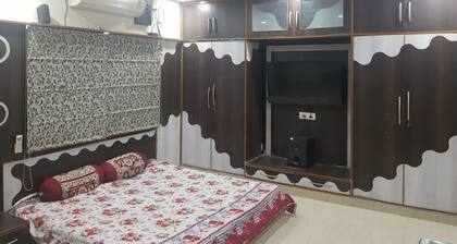 House located near the Tomb Of Akbar Sikandra, a perfect tourist attraction.