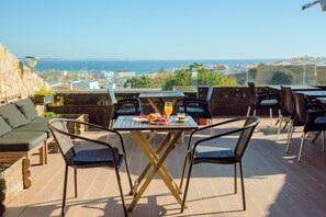 Outdoor dining - Lagos Uptown Bed & Breakfast (Lagos)