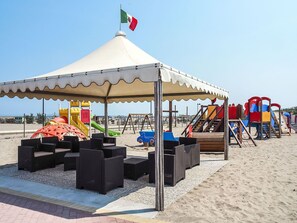 Children’s area - Nice apartment in villa for 3 guests with A/C, WIFI, pool, TV and terrace (Rosolina)