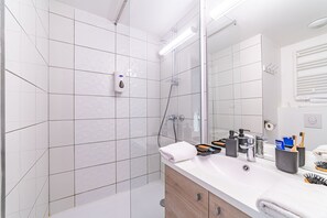 Shower, free toiletries, hair dryer, towels - Break & Home Paris Italie Porte De Choisy (Ivry-sur-Seine)