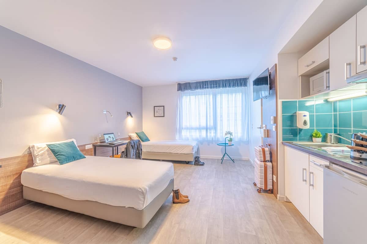 ซูพีเรียสตูิดิโอ, เตียงเดี่ยว 2 เตียง | โต๊ะทำงาน, ห้องเก็บเสียง, เปล/เตียงเด็กอ่อน (ฟรี), Wi-Fi ฟรี