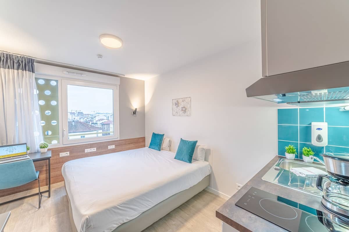 Standard Studio | Desk, soundproofing, free cribs/infant beds, free WiFi