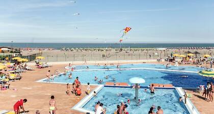 Angenehme Wohnung in einem Ferienhaus für 4 Gäste mit W-LAN, Pool, Klimaanlage, TV und Innenhof