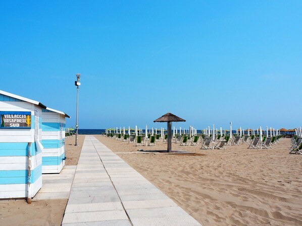 Sun loungers - Beautiful apartment in villa for 6 guests with A/C, WIFI, pool, TV and patio (Rosolina)