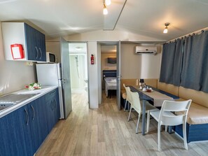 Microwave, freezer, dining tables - Cosy apartment in villa for 6 guests with WIFI, A/C, pool, TV and patio (Rosolina)