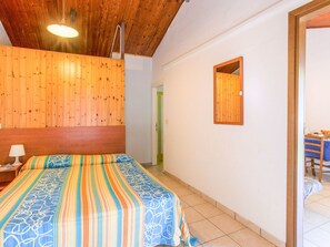 1 dormitorio, cuna de viaje, wifi gratis y ropa de cama