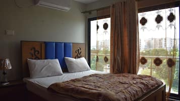 Family Executive Room | Desk, iron/ironing board, free WiFi