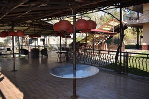 Outdoor dining - Hotel Cosy Knock (Murree)