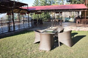 Outdoor dining - Hotel Cosy Knock (Murree)