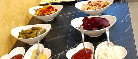 Un buffet proposant une variété de plats et d'accompagnements.