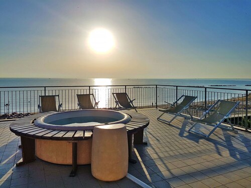 Nice apartment for 4 people with A/C, internet, pool, TV, terrace and pets allowed