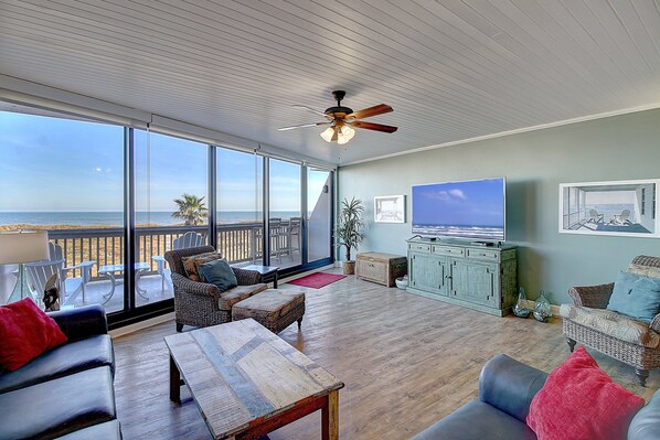 Flatskjerm-TV og bordtennis