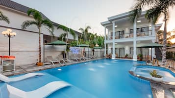 Outdoor pool, pool loungers