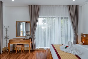 Kahden hengen superior-huone | Ylelliset vuodevaatteet, memory foam -patjalliset sängyt, minibaari